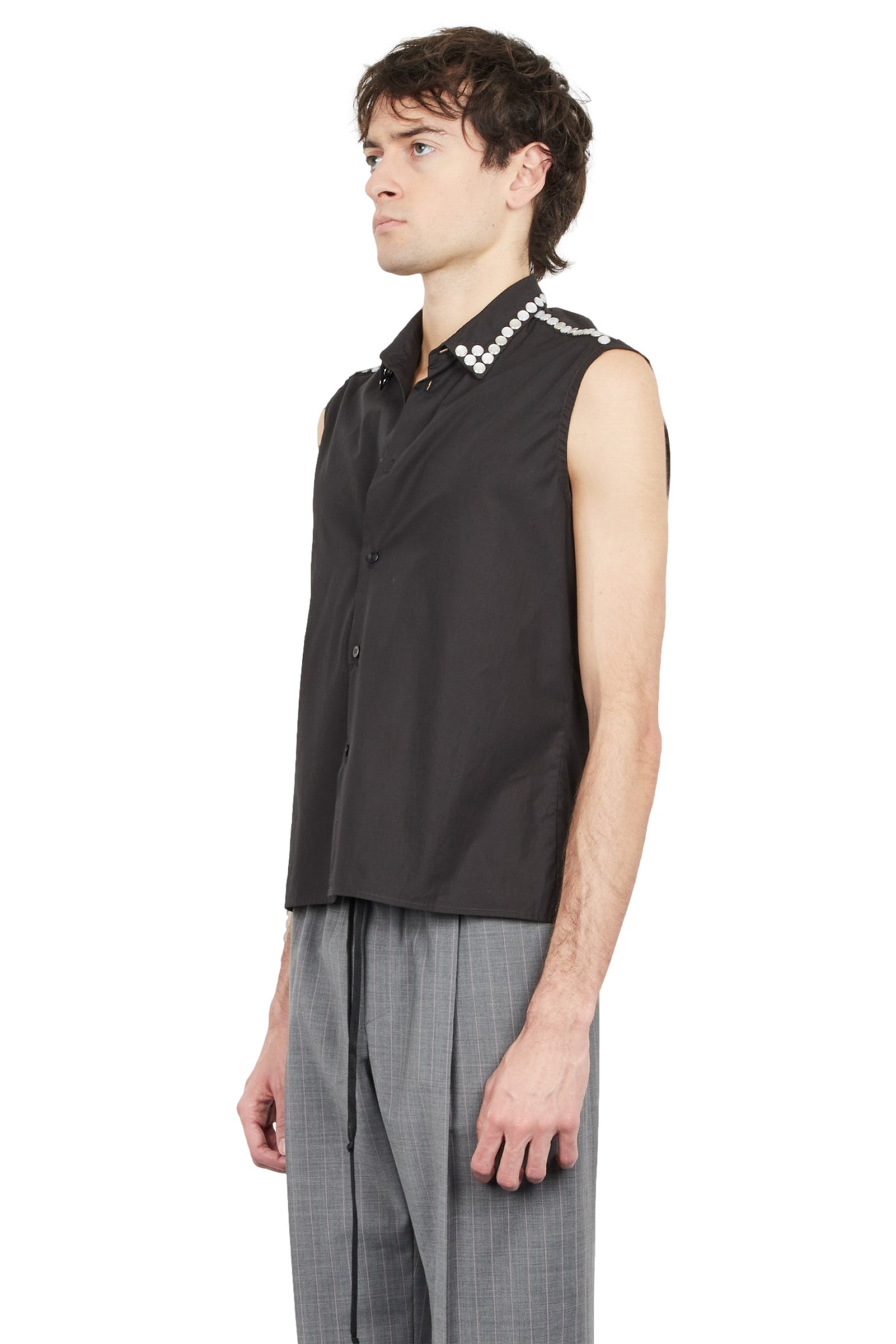 La chemise courte sans manches