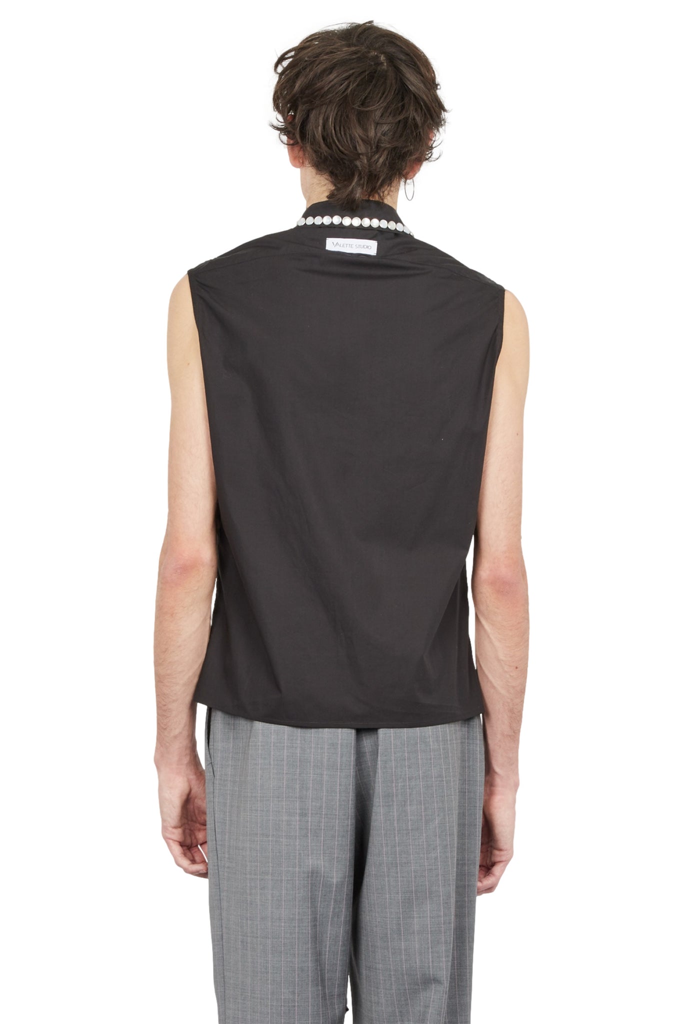 La chemise courte sans manches