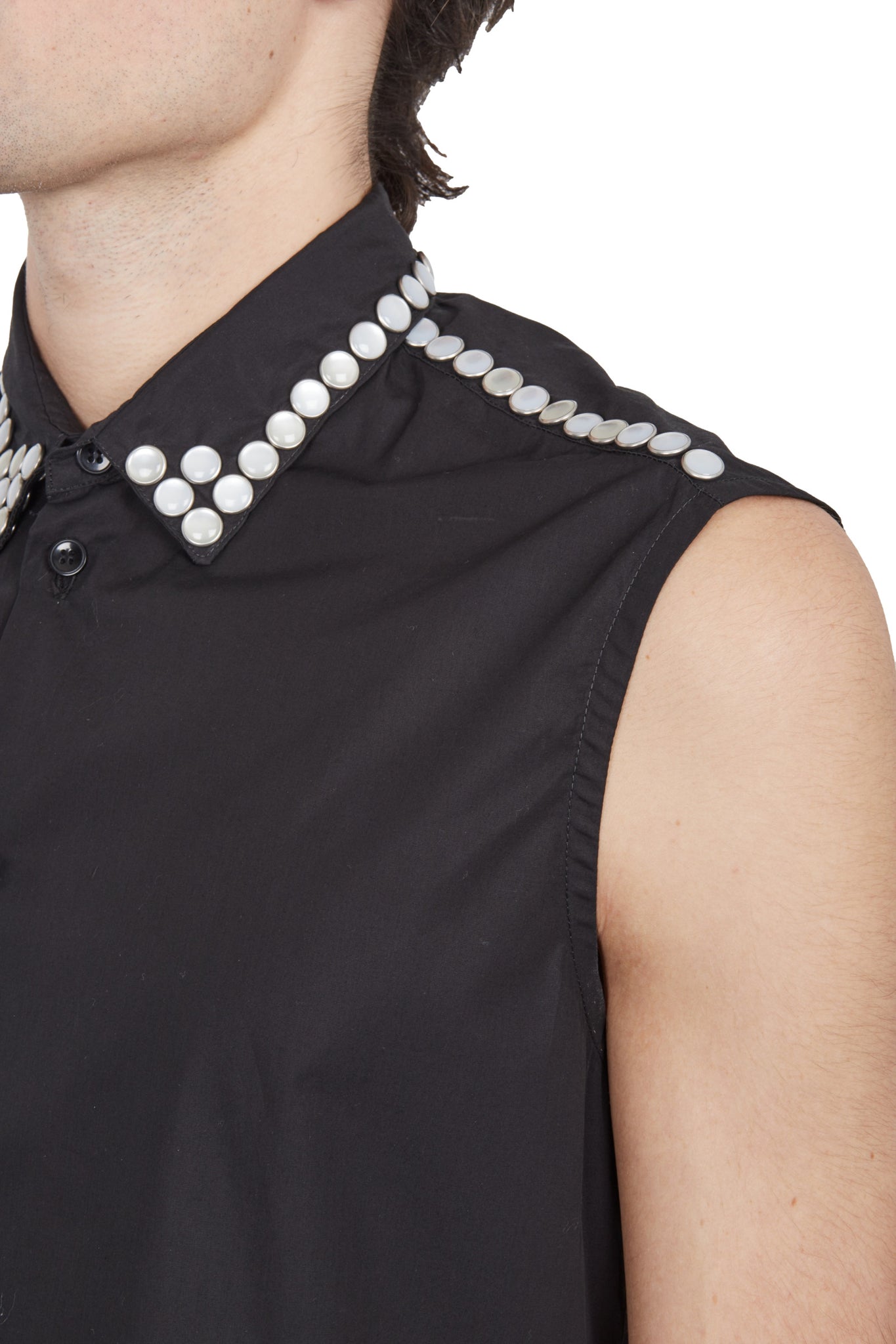 La chemise courte sans manches