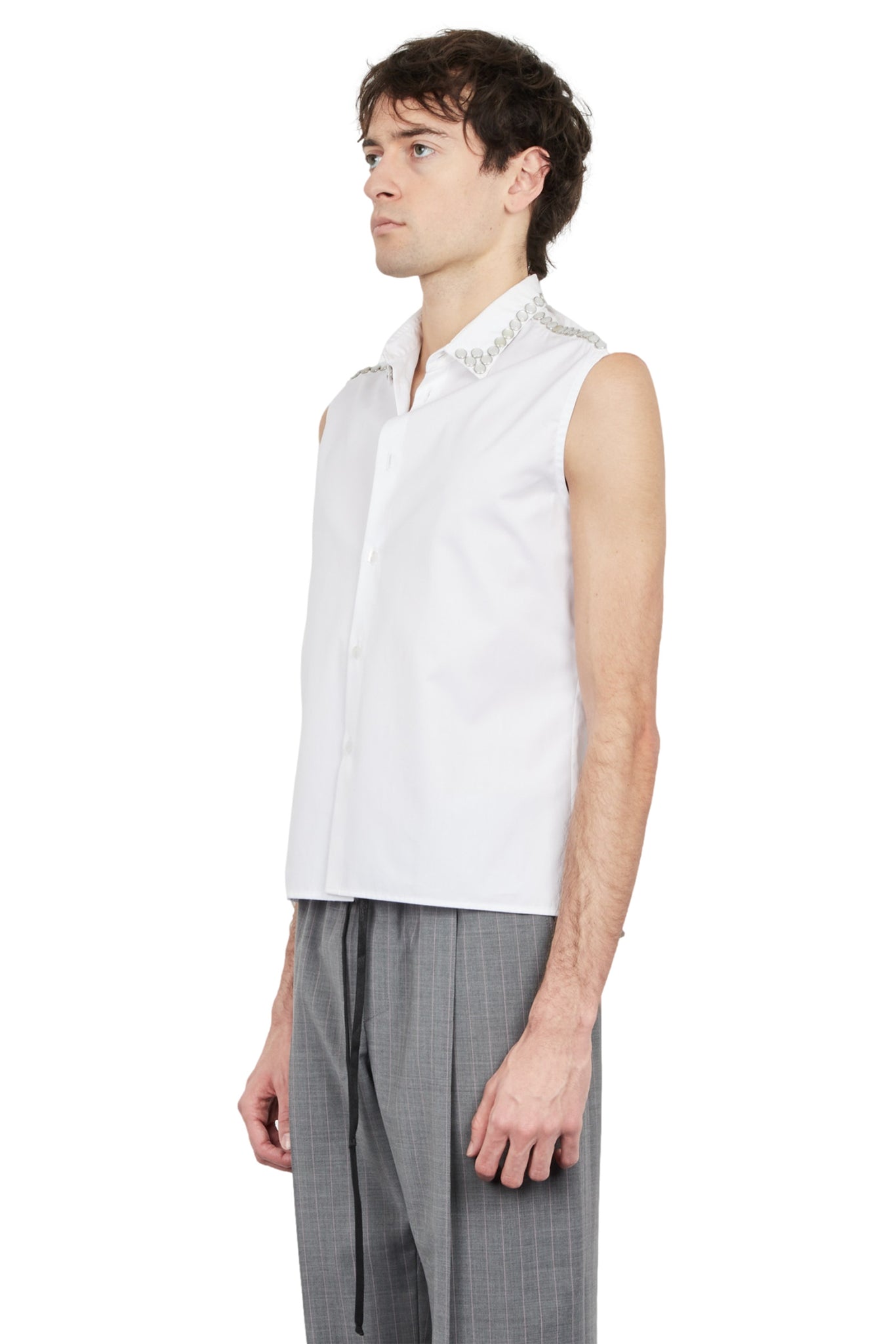 La chemise courte sans manches