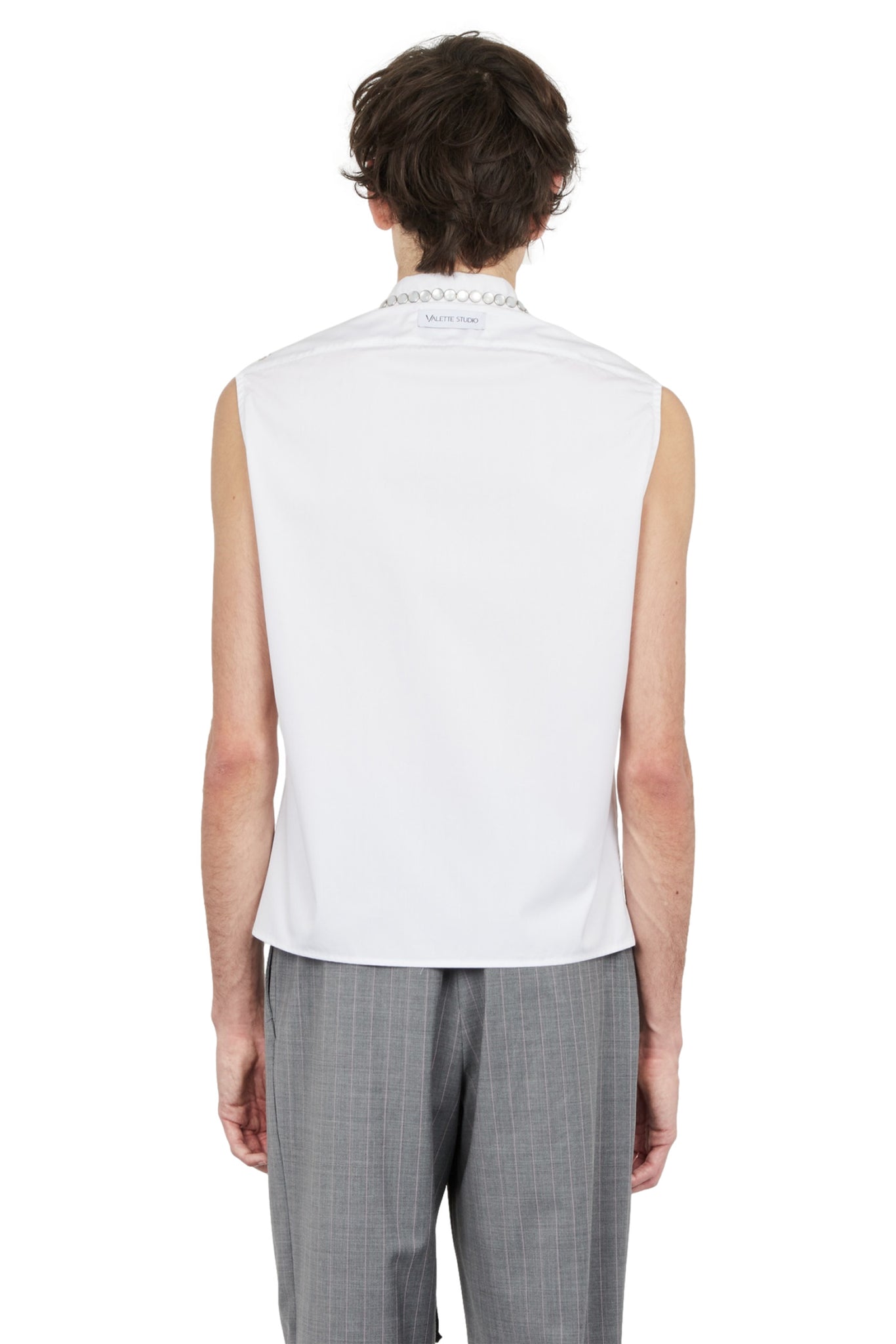 La chemise courte sans manches