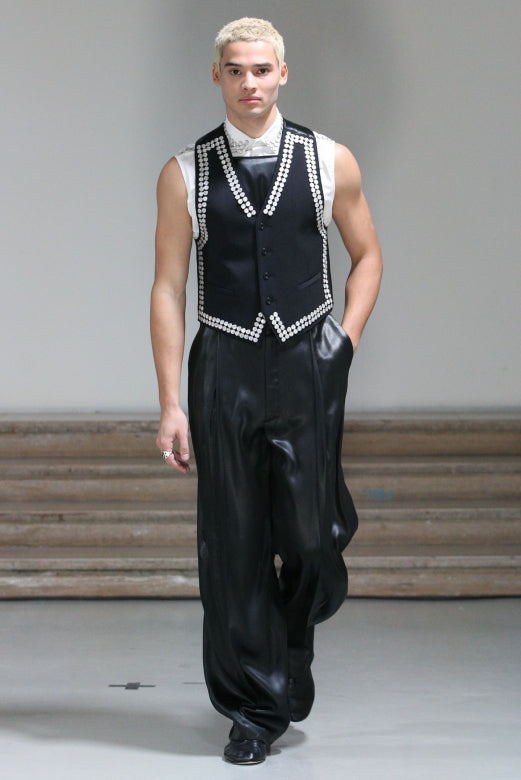 La chemise courte sans manches