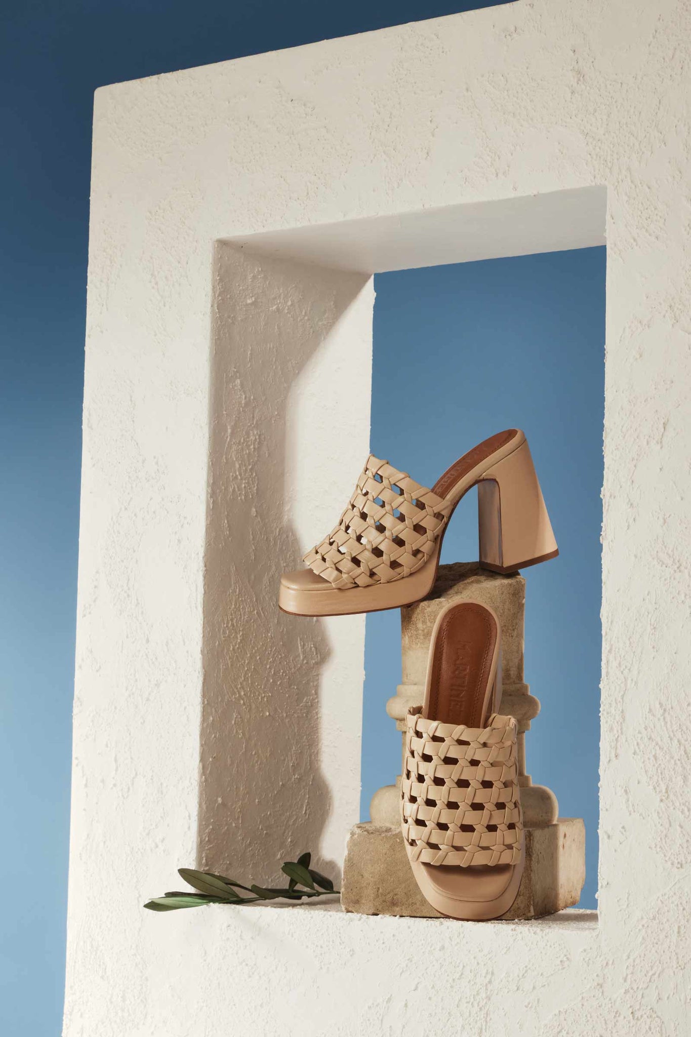 Souliers Martinez Shoes ALBA ESTRELLA - Beige Woven Leather Platform Mules 
